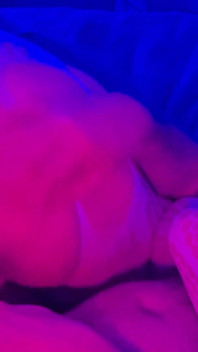 Teman wanita sebenar memberikan blowjob deepthroat selamba kepada teman lelaki - amatur buatan sendiri