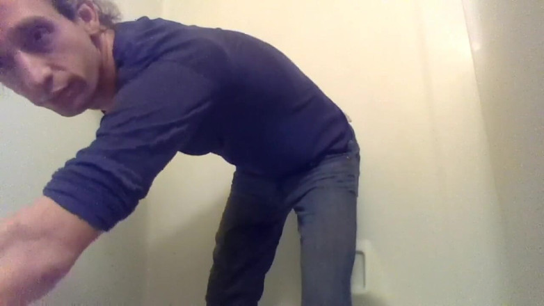 LilTaste: Une jolie transgirl pisse intentionnellement avec son jean pour la...