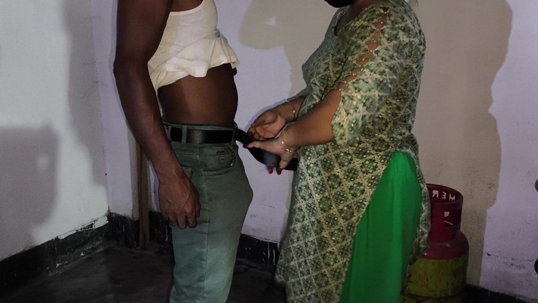 SAFI TV: Üvey kız arkadaşım sebze kesiyor, ben de ona sarıldım ve...