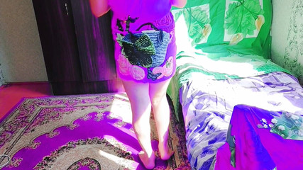 Kitty_Cross: Sissy jucăuș stând cu picioare încrucișate pe covor roz pufos