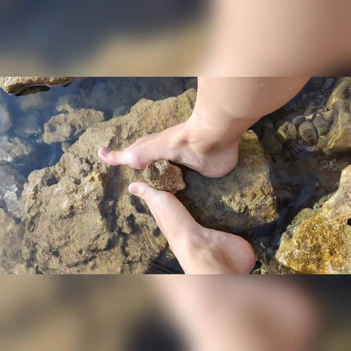 Hairy couple: Footjob di laut