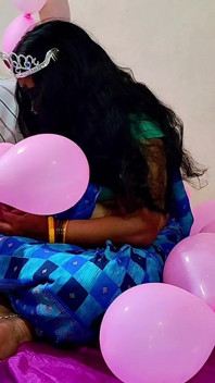 Indische Hausfrau an ihrem Geburtstag