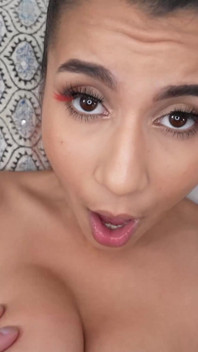Un beau-père nerveux pense que sa femme sait qu’il baise sa belle-fille - mais qu’elle la baise quand même !