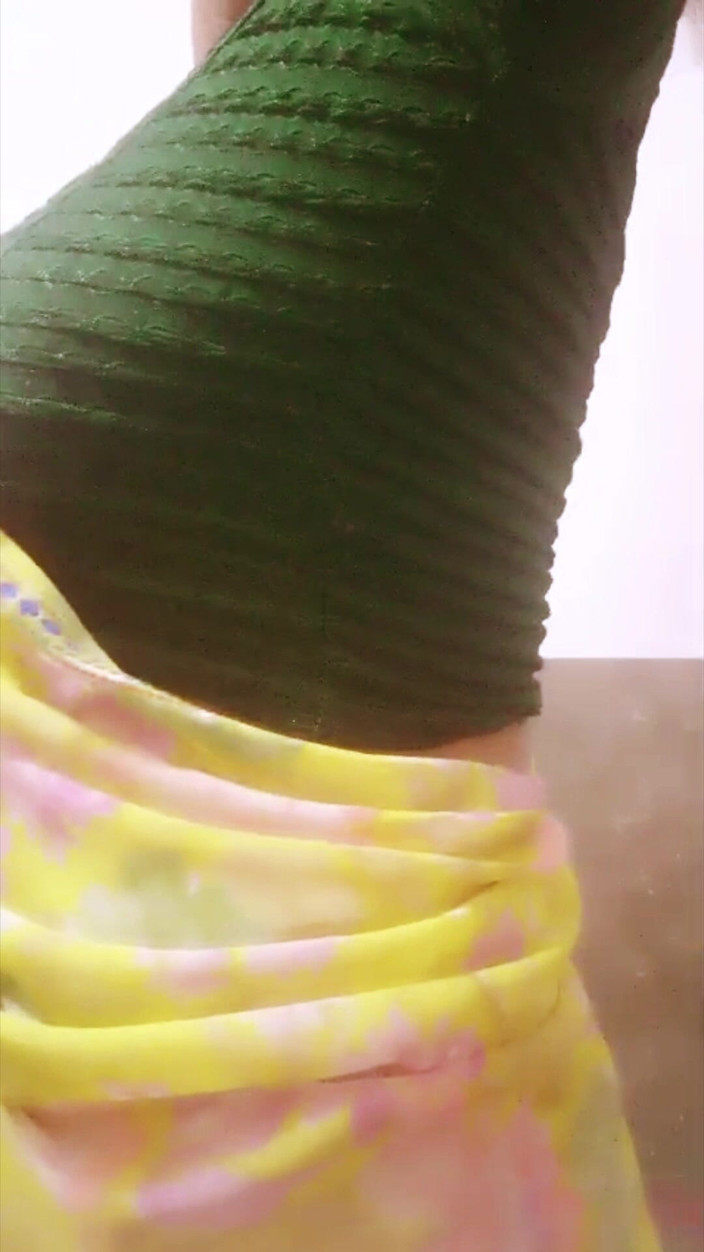 Desi_Tease_Queen: Дезі бхабхі дражнить сарі - повільний підйом і підглядання - без обличчя - висока якість 4k