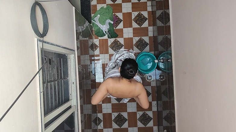 Crystalcouple: Am văzut-o pe cumnata vecinului făcând o baie