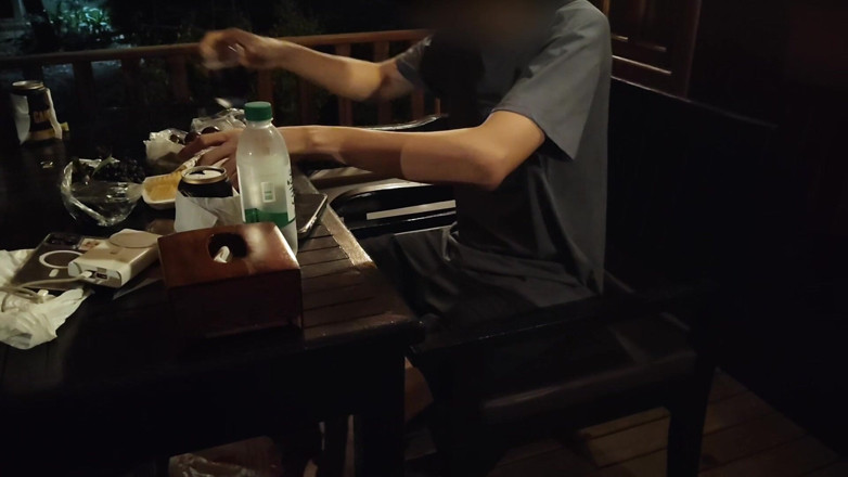 Anonymous Vlogger: Tôi có một giờ hạnh phúc với chồng tôi ở sân...