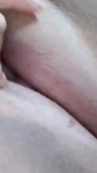 Je caresse ma petite chose et j’arrive à l’orgasme.