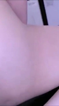 Čisté kouzlo. Černovlasá kráska si to udržuje přirozené, štíhlé tělo se setkává s odvážným a intimním okamžikem
