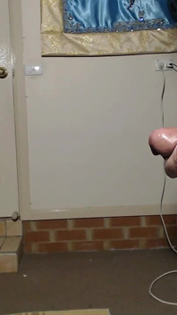 2024 mi masturbo lentamente il cazzo con lubrificante, e mi masturbo fino a quando non sborro un bel carico lo prendi in bocca