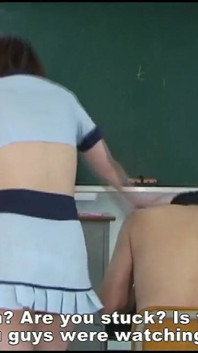 Vrouwelijke instructeur op de poesjes- en anuslikken trainingsschool toont haar poesje aan slaven, zodat ze de anatomie kunnen leren