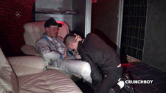 Sneaker gay: Teniska a dominance nohou na pohovce od 2 scallyboys