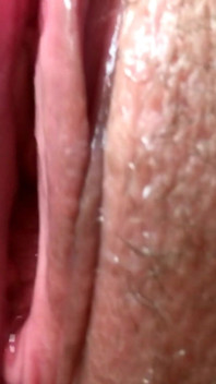 S'il te plaît, fais pipi sur ma bite. Maintenant, je vais te baiser et uriner à l'intérieur. Ma femme a un orgasme pendant que je fais pipi dans sa chatte. Gros plan.