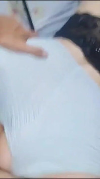 Un demi-frère baise sa demi-sœur pendant que sa belle-mère se lave la folle
