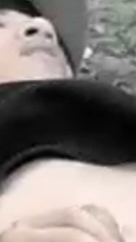 Ce Minet Gay Fait Passer Sa Bite À Travers Sa Braguette Pour Se Branler Dehors