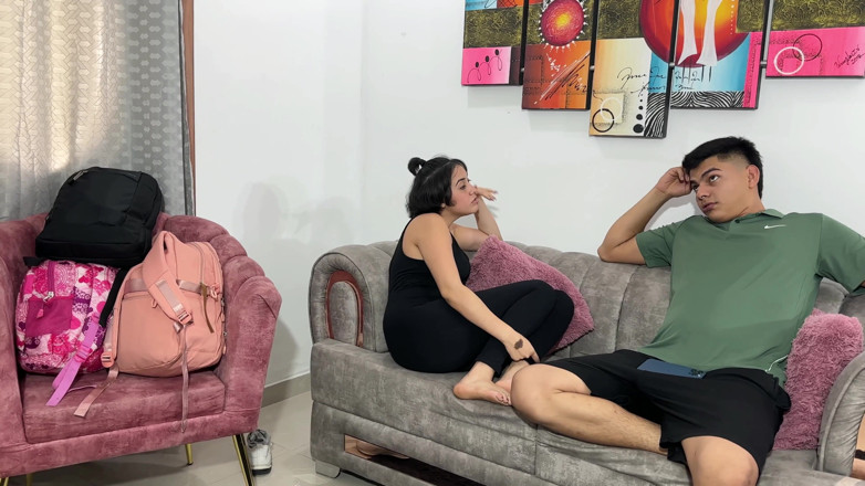 ManuelaAlvarez: Mereka menendang teman pantat seksi saya keluar dari rumahnya, saya...