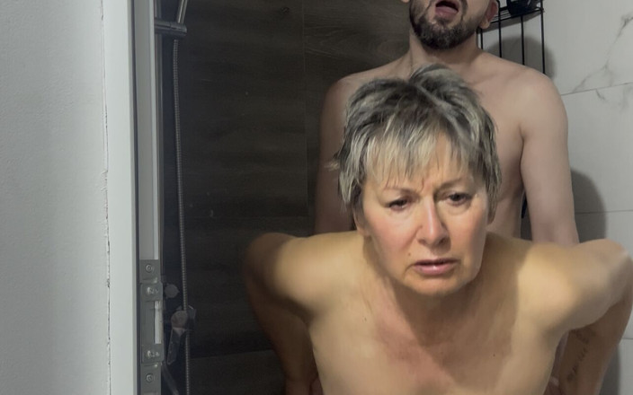 KingYordanov: De anale oma onder de douche