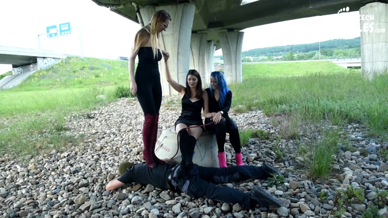 Czech Soles - foot fetish content: Andando com um escravo com os pés com seus 2 amigos