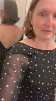Stark Bollock naakt op een openbare plek krijgen om nieuwe kleren te passen. Deel 1 van 2.