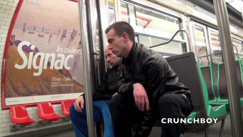 Sneaker gay: Trampki exhib w metrze !! Ryzykowne