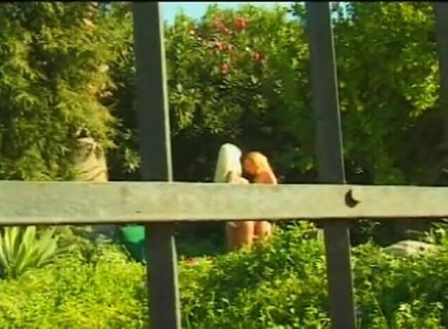 Lesbo Tube: Rubia lesbianas lamiendo coño y consolador en la piscina