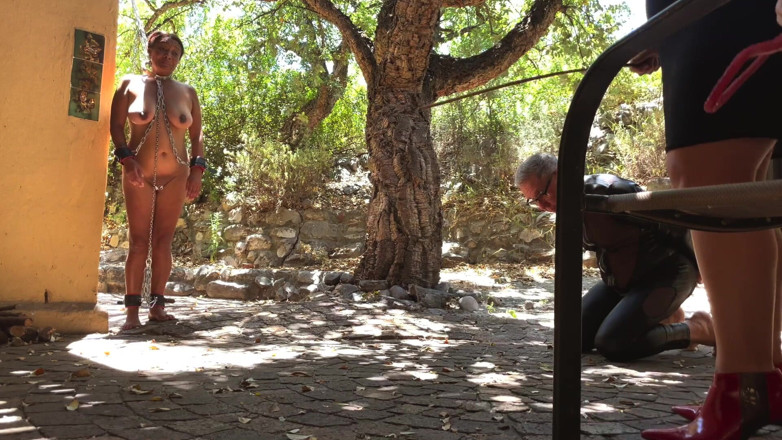 Mistress April: Maîtresse dominatrice April - Rose garden 2