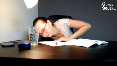 Czech Soles - foot fetish content: Illaluktande fötter i lägenheter