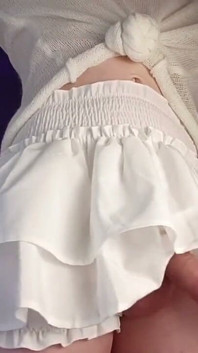 Une trans sort une bite par sous sa jupe blanche et jouit