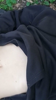 Il Simpatico Ragazzo Gay Che Si Masturba Il Cazzo, Tirato Attraverso La Volata Mentre All'aperto, È Jon Arteen