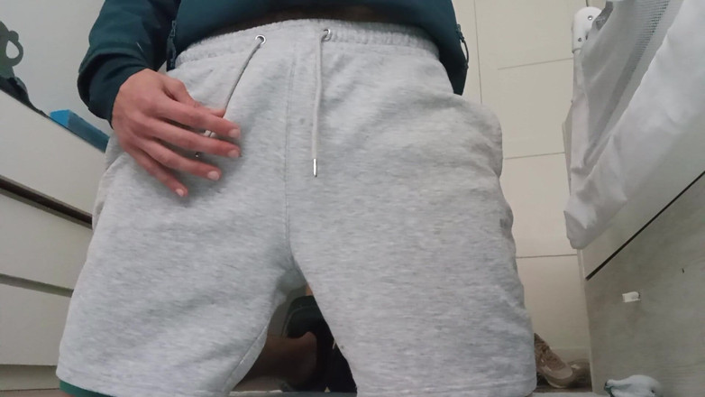 Elvissc: The Fitness Trainer Jerks off Inside His Pants and Shows...