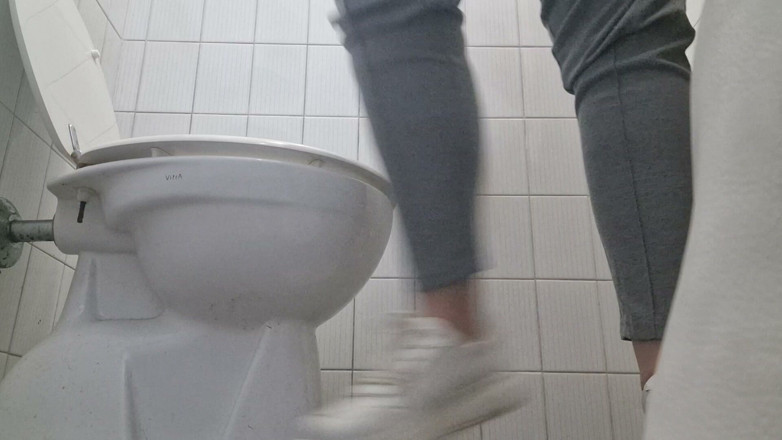 Nicoletta Embassi: Tension dans les toilettes, intimité derrière la porte fermée