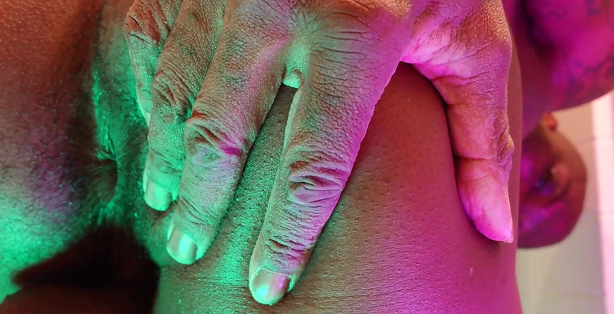 Hallelujah Johnson: Поклонение заднице Hallelujah Johnson (Звучит как девушки любят поедать задницу)