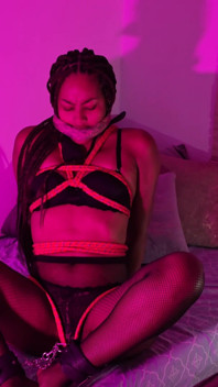 Latina xinh đẹp bị trói buộc vì niềm vui