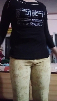 India gay crossdresser Gaurisissy presionando y jugando con sus grandes tetas en jeans camiseta