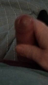 ベッドに横になってチンポで遊んでください