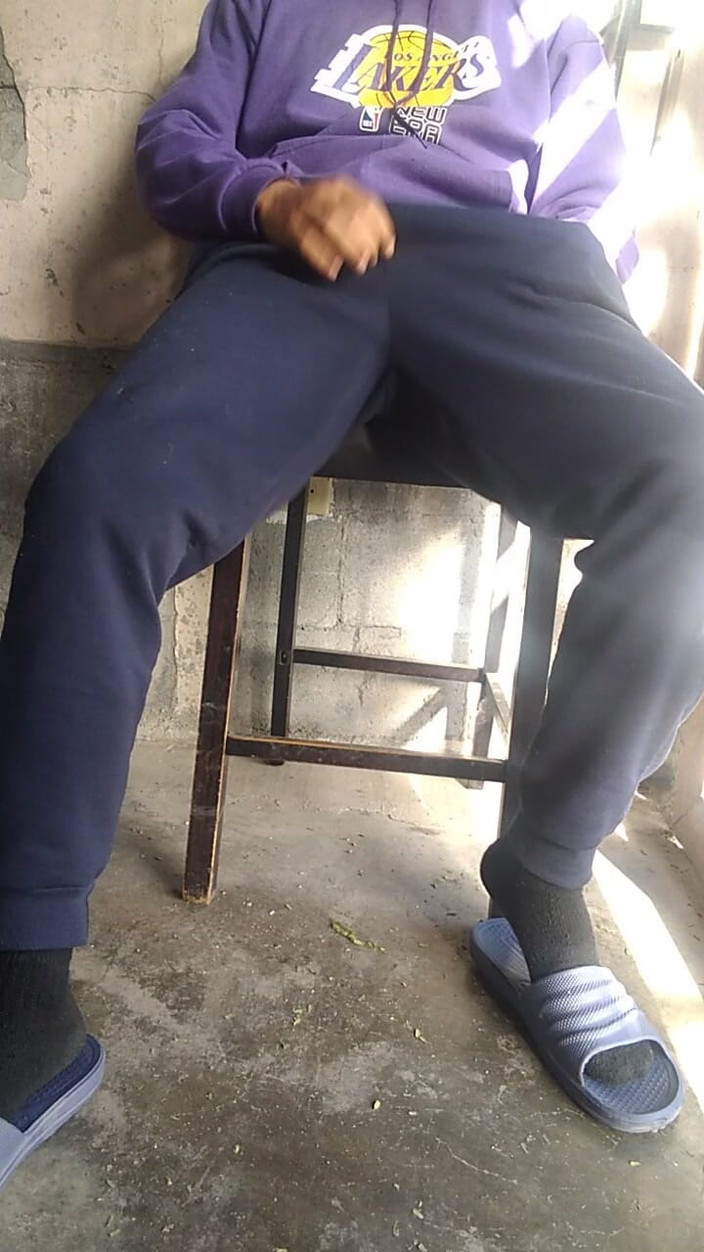 AlexAlejandro13: Sentada en la silla mientras me masturbo, frente a la...