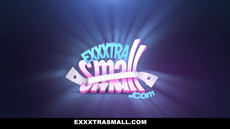 Exxxtra Small: Śliczna niechlujna nastolatka robi się niechlujna mokra na kutasie ojczymu