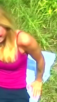 Blonde Babe Wypycha cipkę z marchewką w dzikiej zabawie na świeżym powietrzu