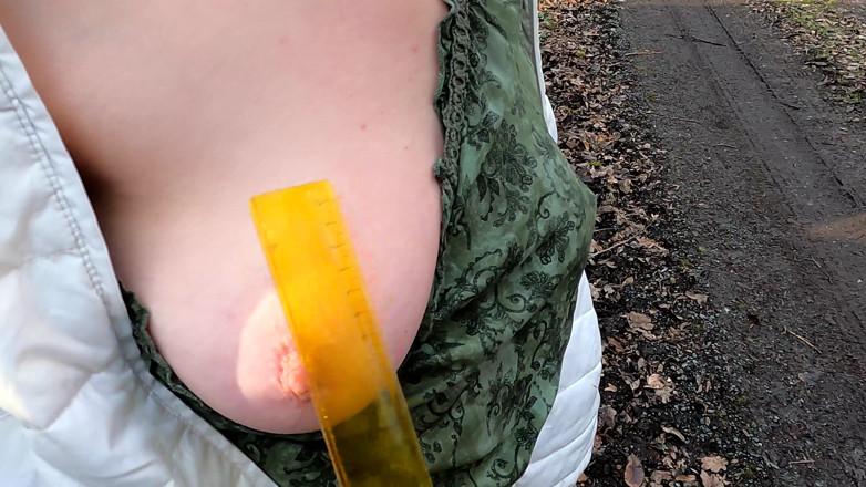 Bouncy Tits Action: Pussy Slapping Mit Dem Lineal Im Wald