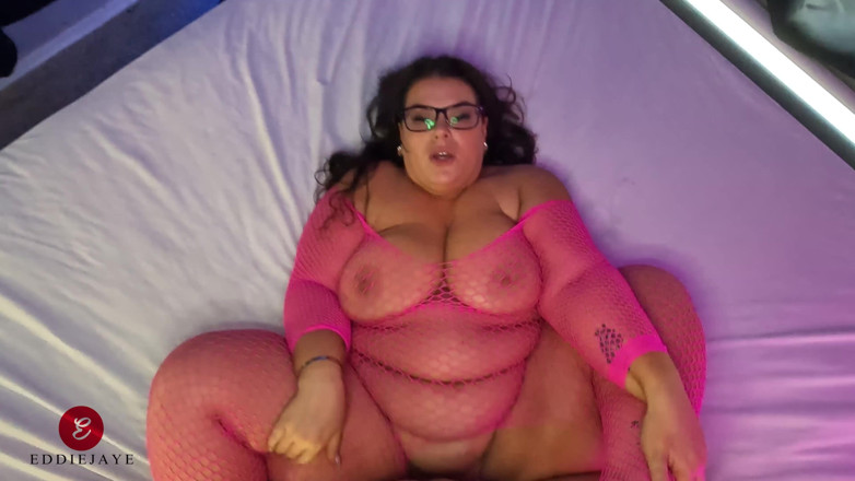 Eddie Jaye: Пишна товста краля отримує кремпай, перш ніж подруга приходить додому
