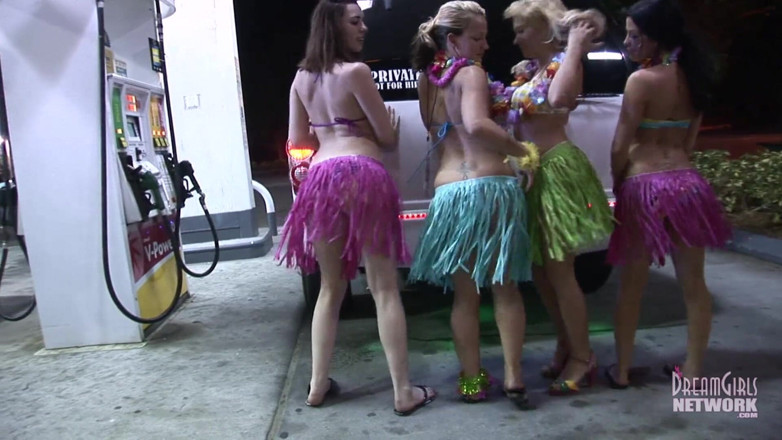 Dream Girls: Luau के लिए तैयार पार्टी लड़कियां लिमो में नग्न हो जाती हैं