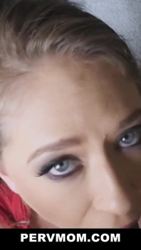 PervMom - perverse stiefmutter (Kagney Linn Karter) lutscht den schwanz des stiefsohns