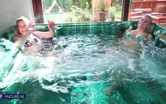 Mature NL: Deux lesbiennes excitées s&amp;#039;amusent dans la piscine