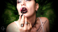 Goddess Misha Goldy: 你太幸运了，我让你崇拜和手淫我那有光泽的黑嘴唇！