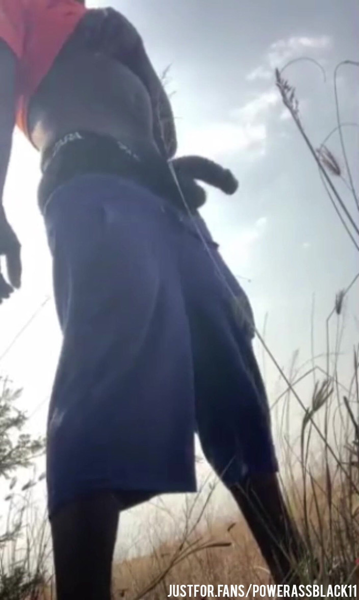 WildFreakBottom: Çalıda yoğun bir şekilde tek başına mastürbasyon yapıyor