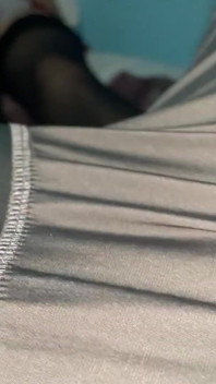 Gostosa dá ao namorado uma sessão de punheta com os pés duros e faz ele comer seu próprio esperma