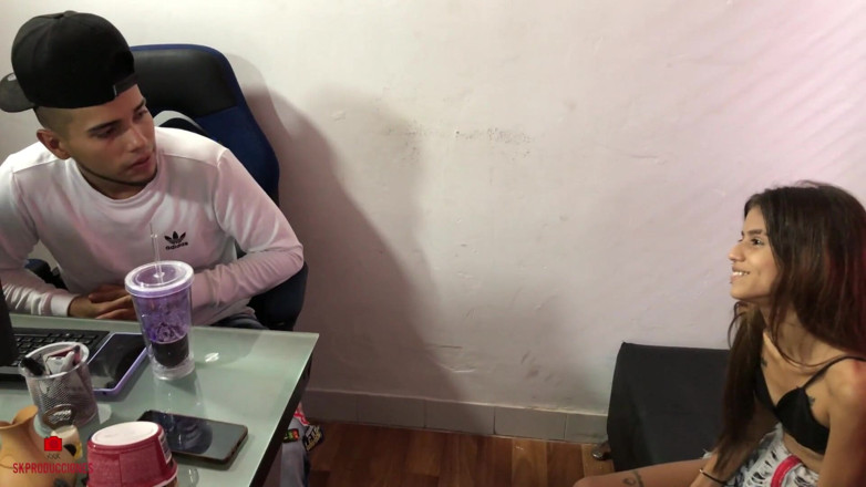 SaritaHott: Jovem trabalhadora pede a seu chefe uma licença de trabalho...