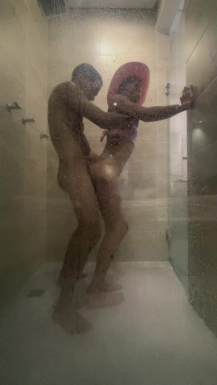 Tomas Styl: フェムボーイが家族と休暇中のホテルのバスルームで見知らぬ男に犯される