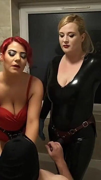 Femdom analna dziwka pasek na spitroast pod prysznicem