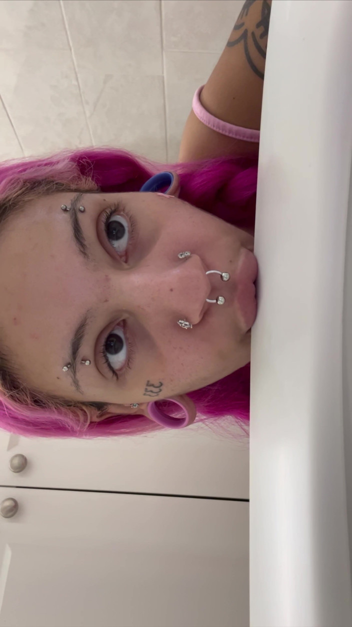 Nali Marie: Poesjessap op het toilet wrijven en het dan likken van...
