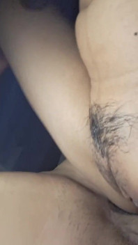 Mon demi-frère entre dans ma chambre et me baise très riche jusqu’à ce qu’il jouisse dans ma chatte poilue